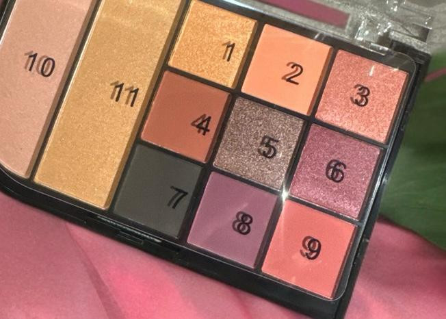 M.n eyeshadow palette 11  IN 1
